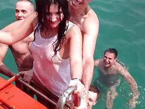 La milf bien roulée  ...